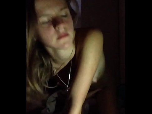 ❤️ Stúlka sjálfsfróar sér og kúrir ❤️ Kynlífsmyndband hjá okkur ❌️