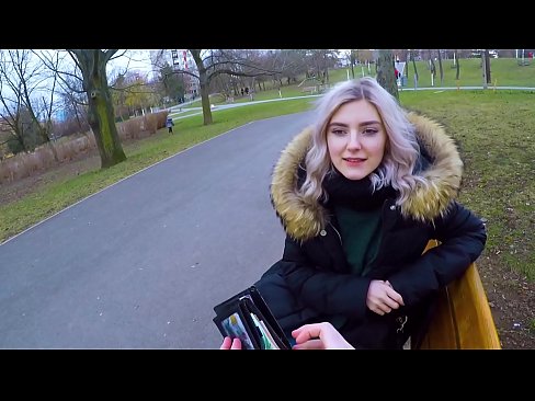 ❤️ Gleypir heitt ásamt ókunnugra fyrir peninga - blástur í garðinum eftir Evu Elfie ❤️ Kynlífsmyndband hjá okkur ❌️